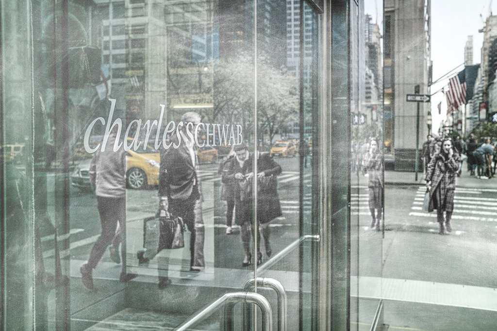 Charles Schwab lanzará negociación de Bitcoin y Ether en semanas