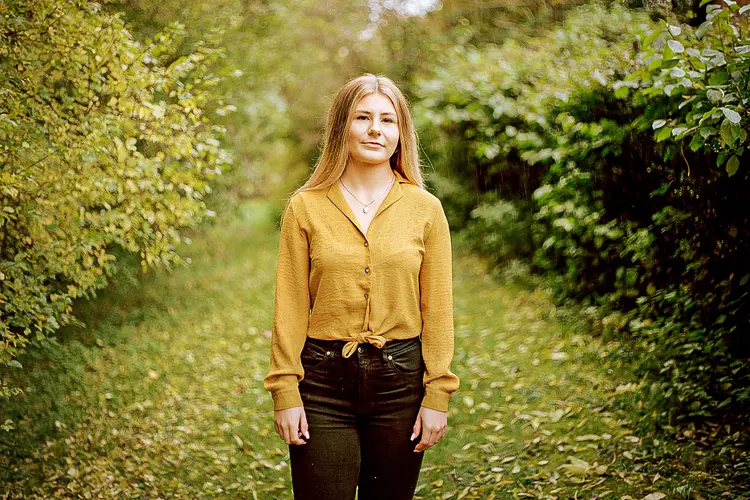 Alicia Davis em Milton Keynes, na Inglaterra: efeitos da covid-19 foram desproporcionais nos jovens (Elena Heatherwick/The New York Times)