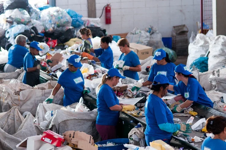 Catadores da ANCAT trabalhando na coleta de material reciclável (Ambev/Divulgação)