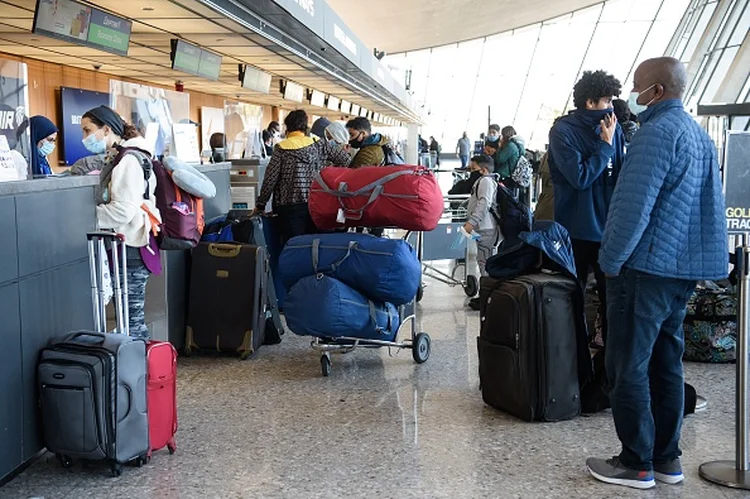 Aeroporto em Washington, nos EUA, lotado de pessoas que viajaram para o feriado de Ação de Graças (Getty/Getty Images)