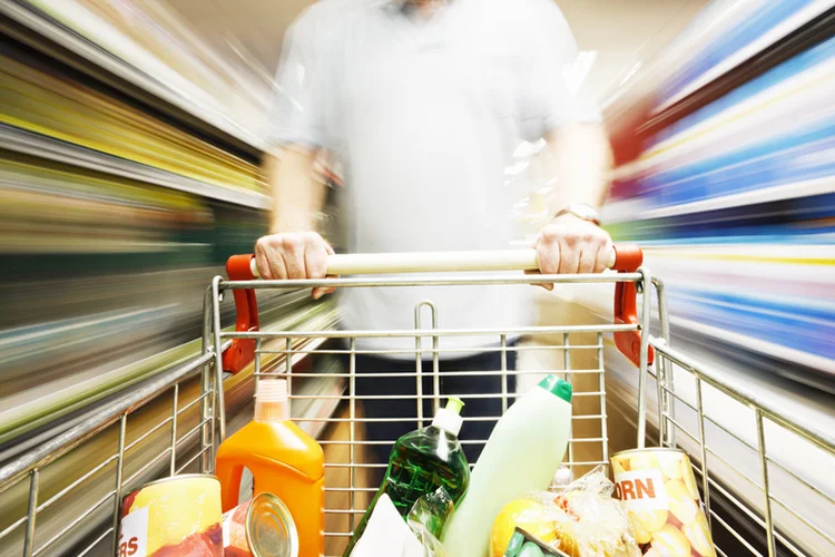 Em meio ao cenário financeiro mais restritivo, brasileiros têm buscado formas de fazer compras mais econômicas e também de complementar a renda mensal (RapidEye/Getty Images)