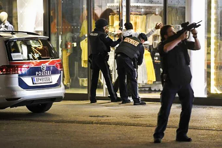 Policiais patrulham o centro de Viena depois de ataque terrorista na última segunda, dia 2 (ROLAND SCHLAGER/AFP)