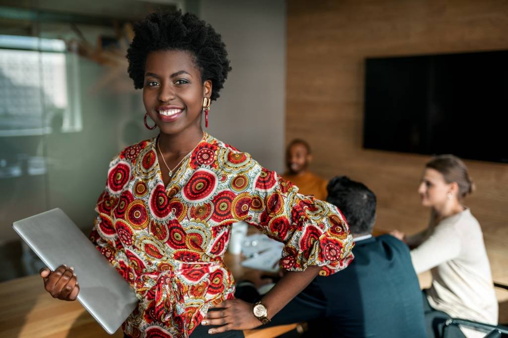 Avon lança compromisso antirracista e meta de mais negras na liderança