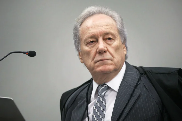 Ministro Ricardo Lewandowski durante sessão da Segunda Turma do STF para jugar ação penal proposta pela Procuradoria-Geral da República (PGR) contra a senadora Gleisi Hoffmann e seu marido, o ex-ministro do Planejamento Paulo Bernardo. (Nelson Jr./SCO/STF/Reprodução)