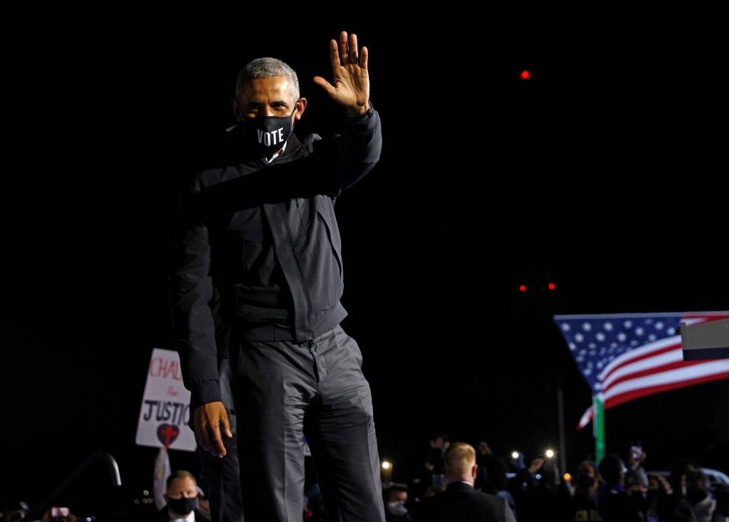 Basquete e telefone: Obama vira protagonista na reta final por Biden