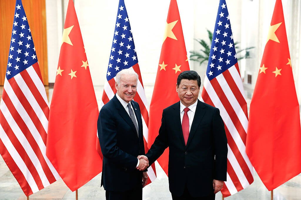 Biden e Xi: governo do presidente Joe Biden irritou Pequim ao limitar o comércio de chips semicondutores com a China. (Lintao Zhang/Getty Images)
