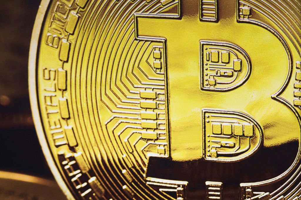 Empresa afirma que, ao longo de 2021, o bitcoin teve pouca correlação com o ouro (NurPhoto / Colaborador/Getty Images)