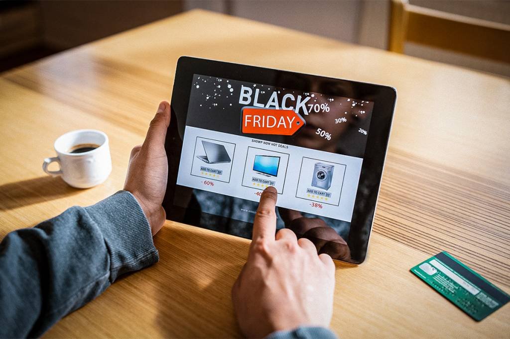 Black Friday: alguns sites oferecem cashback na compra de produtos (ArtistGNDphotography/Getty Images)