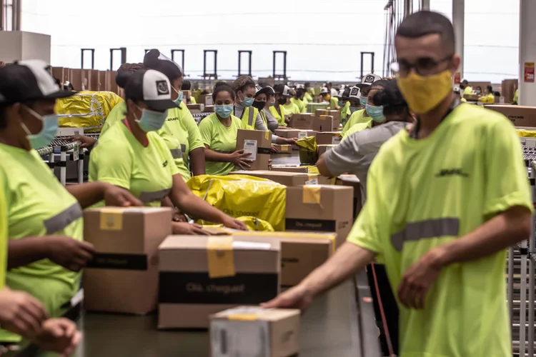 Centro de distribuição do MercadoLivre: os 4,6 milhões de pedidos pela internet e gastaram, média, 679 reais em cada compra (Jonne Roriz/Bloomberg/Getty Images)