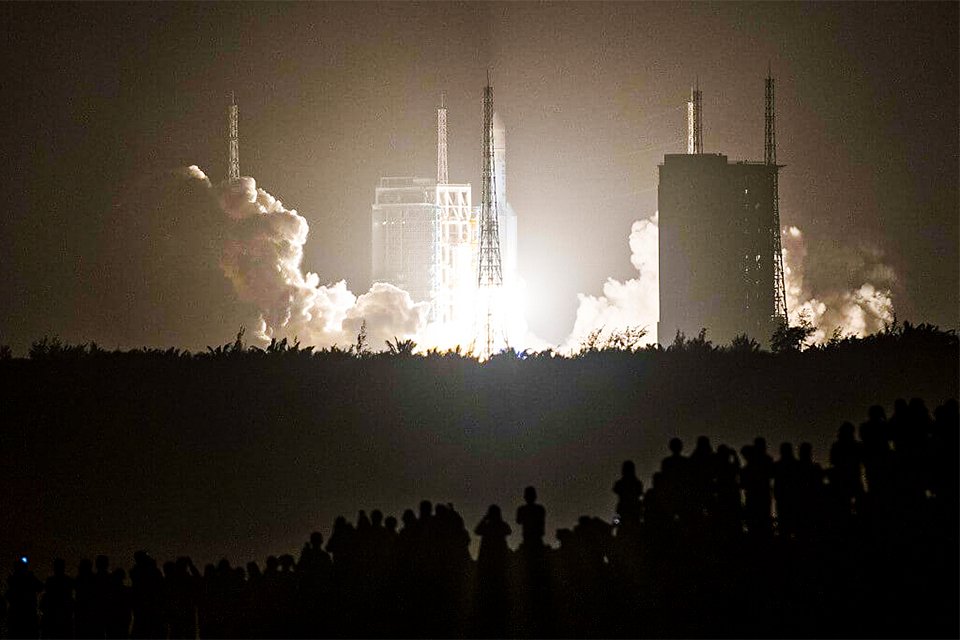 China lança sonda para coletar amostras da Lua