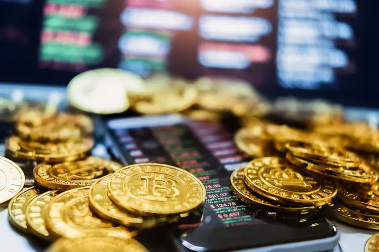 A moeda mais tradicional do setor, o bitcoin, já subiu 91% no acumulado do ano (Jirapong Manustrong/Getty Images)