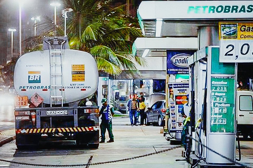 Privatizar a Petrobras ajudaria a baixar o preço da gasolina?