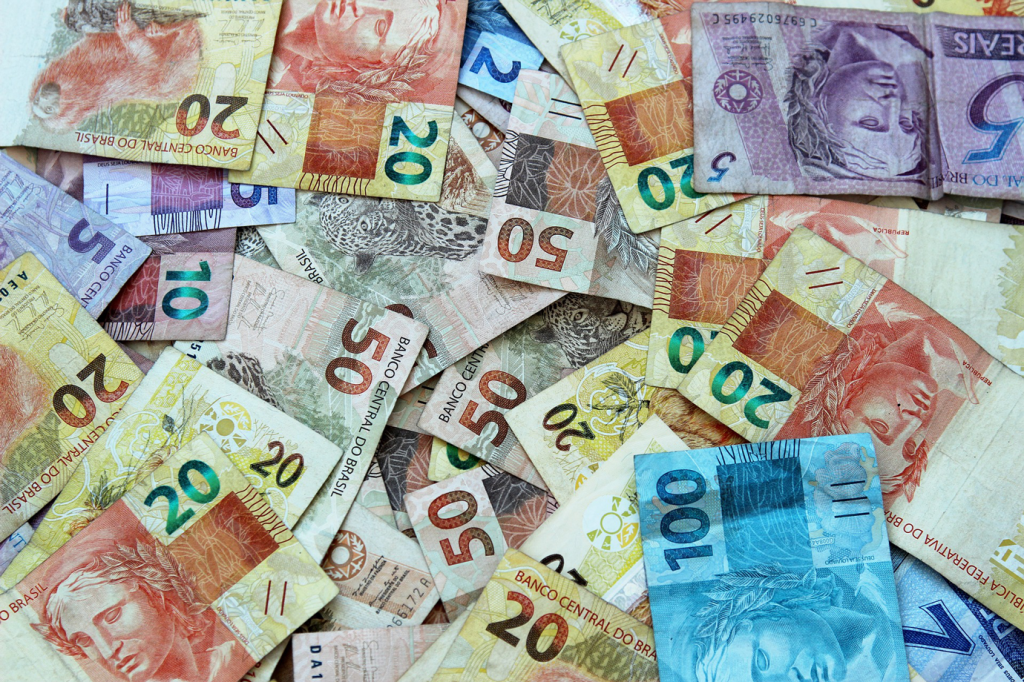 Salário mínimo: até o momento, salário mínimo para 2023 segue em R$ 1.302, aumentado em pouco mais de 7%; um segundo aumento é negociado no governo (joelfotos/Pixabay/Divulgação)