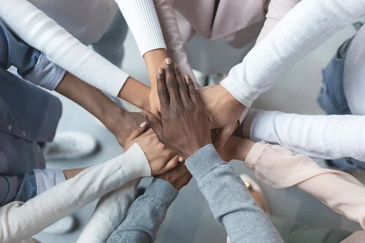 É preciso o envolvimento ativo de todas as pessoas para a construção de uma rede de proteção coletiva capaz de mitigar riscos individuais (Prostock-Studio/Getty Images)