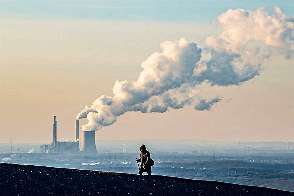 Emissões: a cada ano, produzimos mais CO2 do que a Terra consegue absorver. (Lukas Schulze/Getty Images)