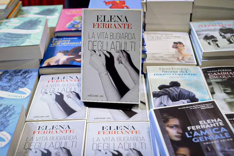 Bookshop: Elena Ferrante não explica sua lista. Consta apenas uma frase da misteriosa autora: "Histórias de mulheres com os dois pés, e às vezes um, no século 20" (Simona Granati - Corbis//Getty Images)