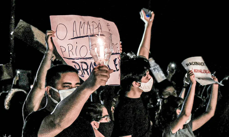 Grupo de pessoas protesta durante o apagão de energia em Macapá: eleição na capital do Amapá atraiu este ano mais atenção nacional do que de costume (Rudja Santos/Amazônia Real/Divulgação)