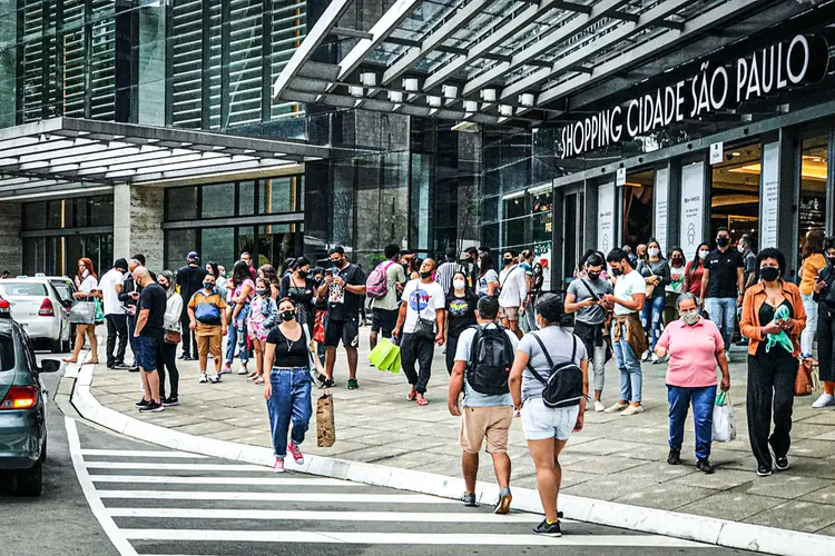 Movimento em frente a shopping center de São Paulo. (Roberto Parizotti/Fotos Públicas)