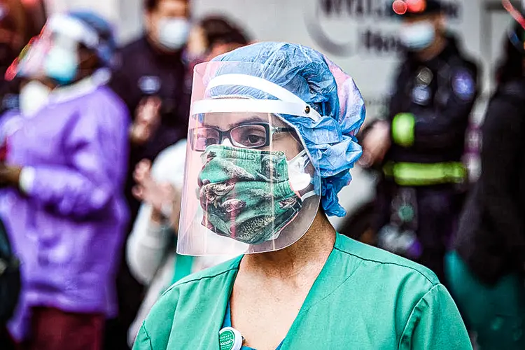 Enfermeira durante pandemia de coronavírus em Nova York, onde as complicaões nos rins foram relatadas (Noam Galai/Getty Images)