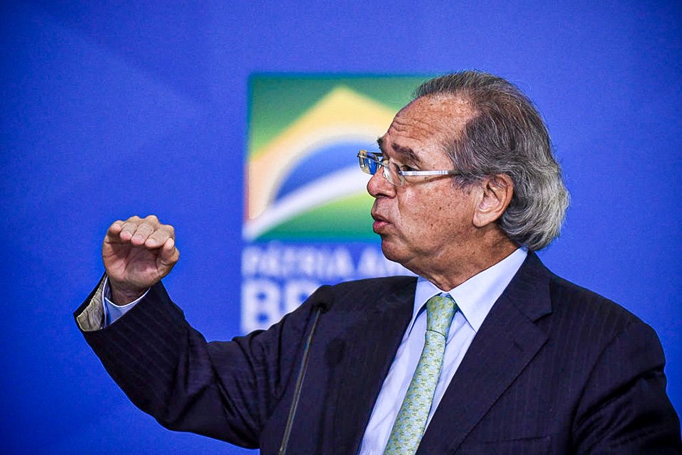 Guedes fala em "até vender um pouco de reservas" para diminuir dívida