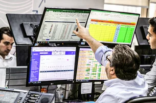 Ibovespa opera em leve alta em dia de 'Super Quarta'