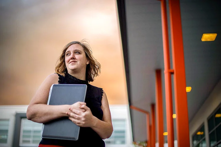 Jamie Davila, gerente da startup Ultranauts: ferramentas como o Zoom e o Slack para conectar funcionários e segue práticas para promover diversidade e inclusão de funcionários (Amanda Lucier/The New York Times)