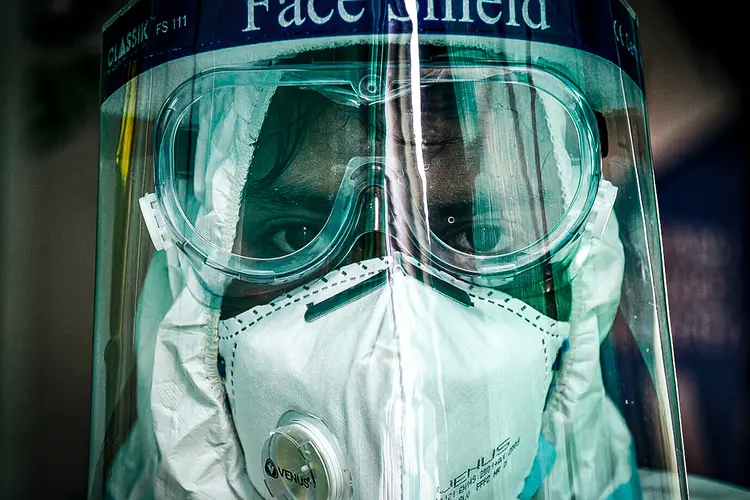 Pandemia: mais de 4 mil casos de covid-19 foram registrados em média a cada semana desde meados de novembro (NurPhoto / Colaborador/Getty Images)