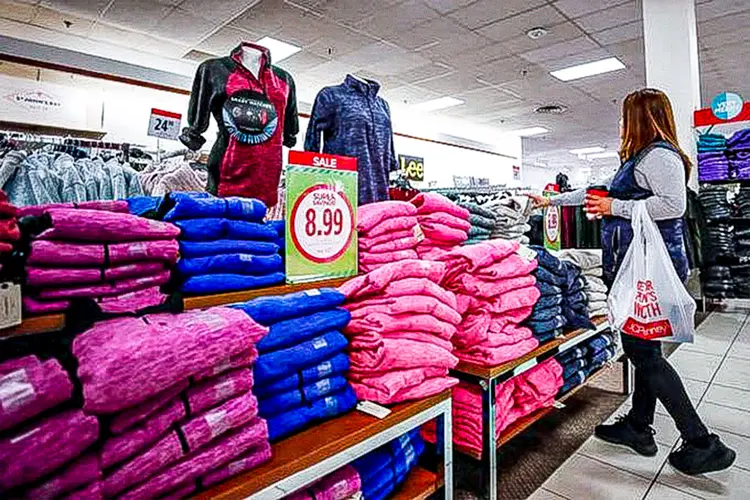 Inflação EUA: Consumidora faz compras em loja em Illinois, nos Estados Unidos (Kamil Krzaczynski/Reuters)