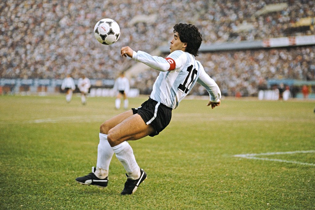 Diego Maradona: Bola utilizada no gol do atleta pertencia ao Juiz da partida, Ali Bin Nasser (David Cannon/Allsport/Getty Images)
