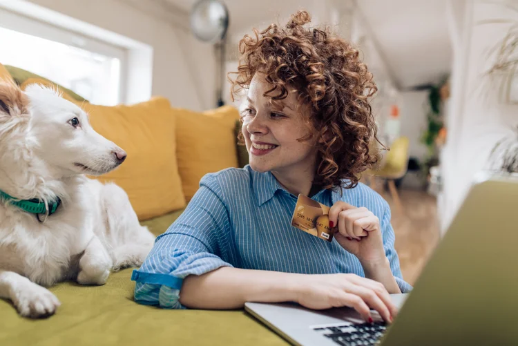 Brasileiros buscaram a companhia de animais de estimação no ano passado: o número de cães e gatos aumentou 2% e 3,8%, respectivamente (RgStudio/Getty Images)