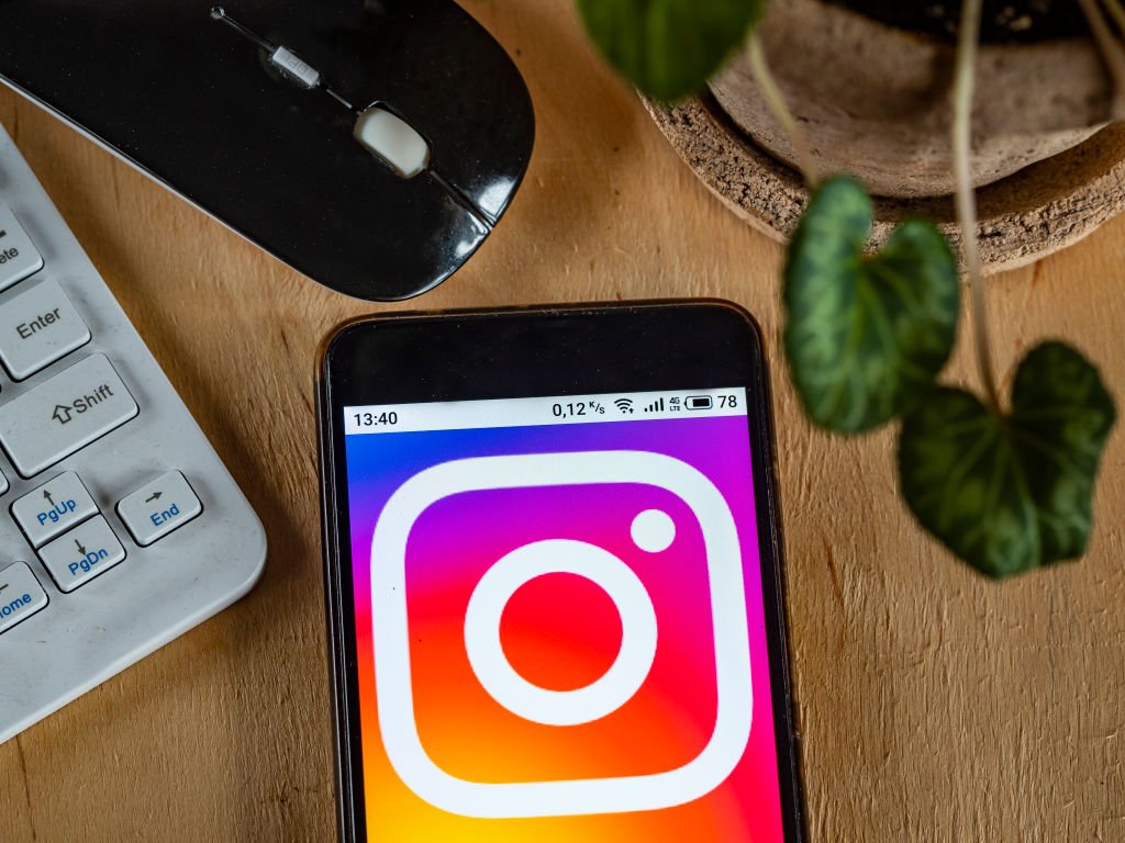 Consumidores visitam o Instagram para consulta antes de comprar (Valera Golovniov/SOPA Images/LightRocket via Getty Images/Getty Images)