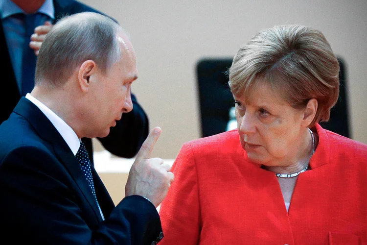 A relação de Merkel e Putin está deteriorada por causa das ambições militares da Rússia e do apoio a Alexander Lukashenko, líder da Bielorrússia reconduzido ao cargo após eleições fraudadas (Philippe Wojazer/Reuters)