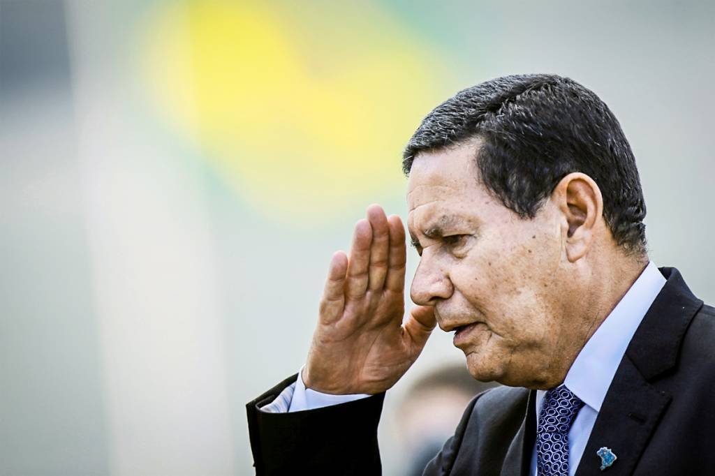 Mourão: Maia disse no domingo a deputados que poderia abrir um processo de impeachment contra Bolsonaro, após seu partido, o DEM, deixar o bloco de Baleia Rossi (Adriano Machado/Reuters)
