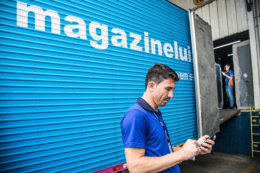 Magazine Luiza (MGLU3) dispara mais de 23%; varejistas sobem em bloco
