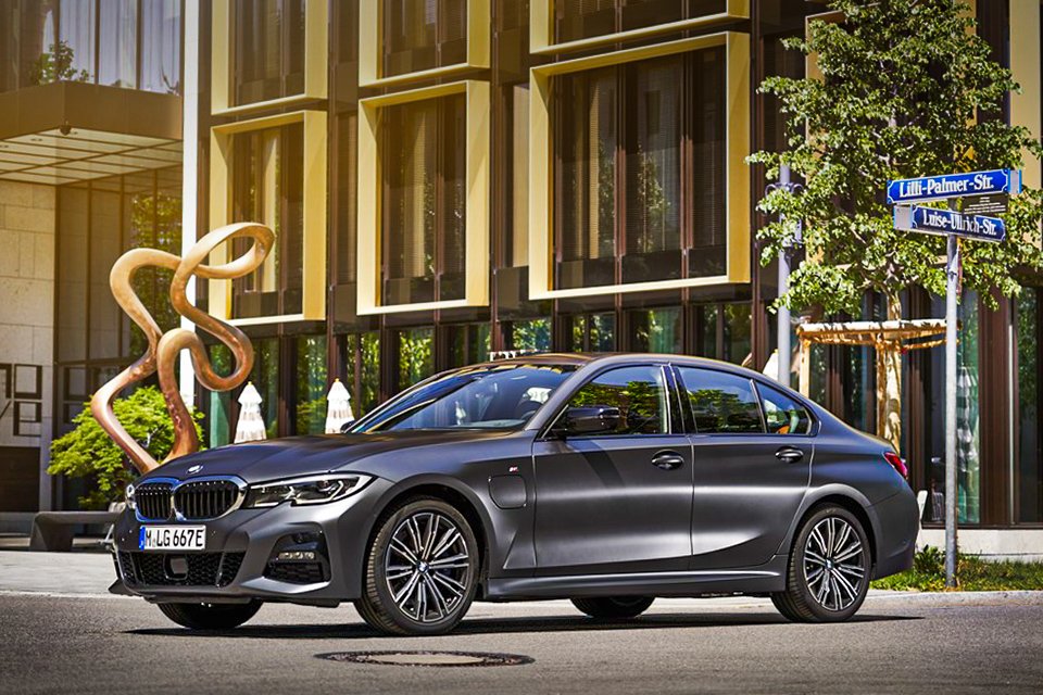 Versão eletrificada do modelo mais vendido de toda a história da BMW tem inteligência artificial capaz de interagir e identifica hábitos do condutor adaptando funções (BMW/Divulgação)