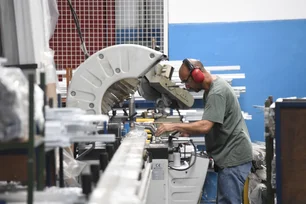 Imagem referente à matéria: Produção industrial cai pelo quarto mês consecutivo e acende alerta para o setor