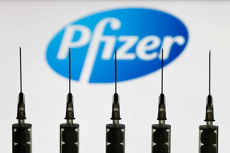 Pfizer: companhia teve vacina aprovada no Reino Unido (Jakub Porzycki/NurPhoto/Getty Images)