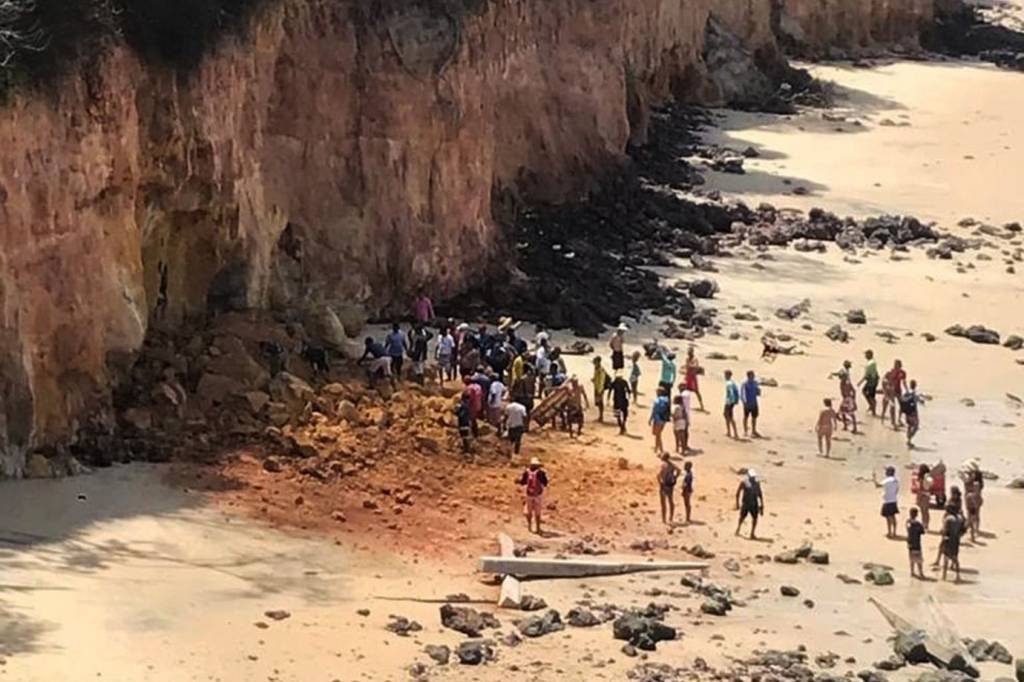 Falésia desaba e mata três pessoas na praia da Pipa, no RN