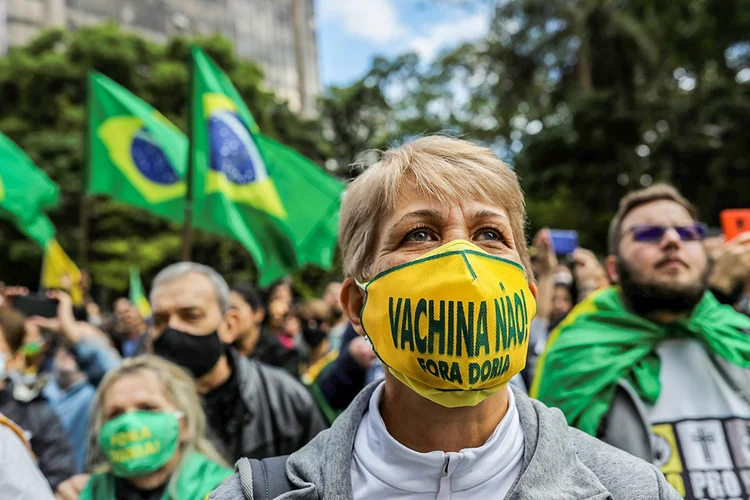 Em São Paulo, manifestantes protestaram contra a obrigatoriedade de tomar qualquer vacina que seja lançada contra a covid-19 (Amanda Perobelli/Reuters)