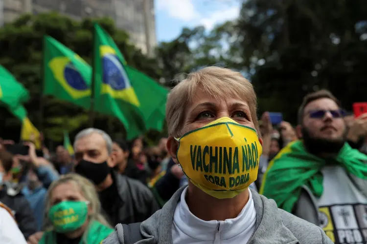 Manifestantes protestam em São Paulo contra vacina da Sinovac: em São Paulo, a vacina da Sinovac está sendo testada como parte da fase 3 dos testes clínicos com suporte do governo de Doria e de instituições locais (Amanda Perobelli/Reuters)
