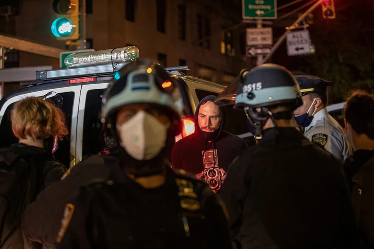 Em Portland, a polícia prendeu 11 pessoas e confiscou fogos de artifício, martelos e um rifle (Jeenah Moon/Reuters)