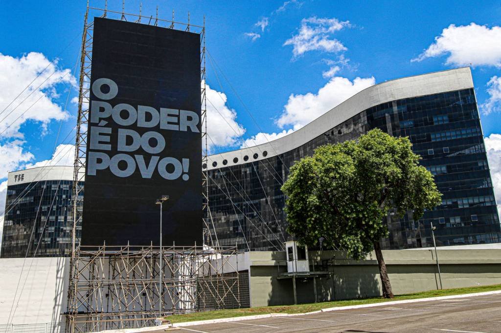 De acordo com o Artigo 236, membros das mesas receptoras e fiscais de partido também não poderão ser detidos ou presos durante o exercício de suas funções (Fabio Rodrigues Pozzebom/Agência Brasil)