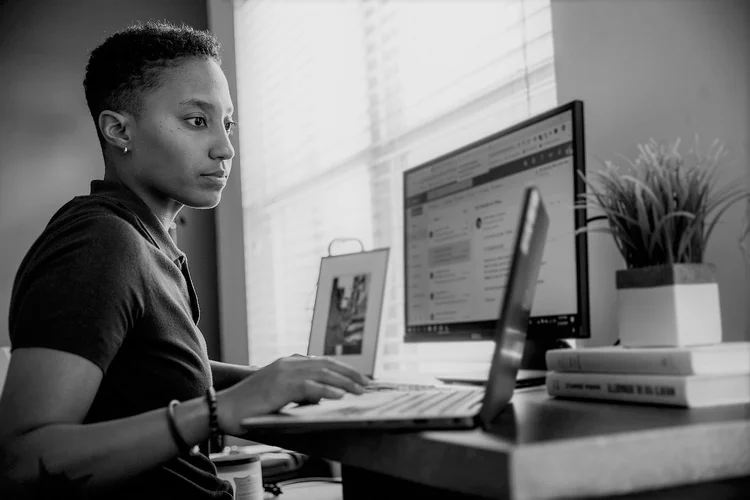 Mulher negra usando o computador: seleção às cegas costuma ocultar idade, gênero e cor da pele do entrevistado (MoMo Productions/Getty Images)