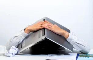 O que é a síndrome do impostor no trabalho e como desenvolver estratégias para lidar com ela?