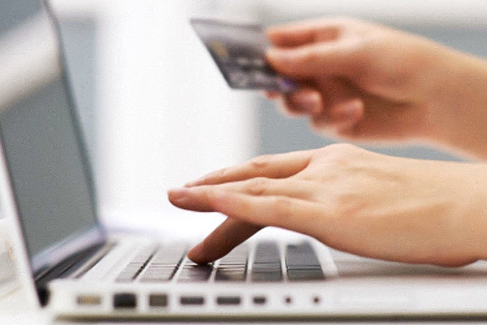 Segundo Shopee, 68% dos brasileiros vão comprar online pela primeira vez durante o dia do consumidor (Getty Images/Getty Images)