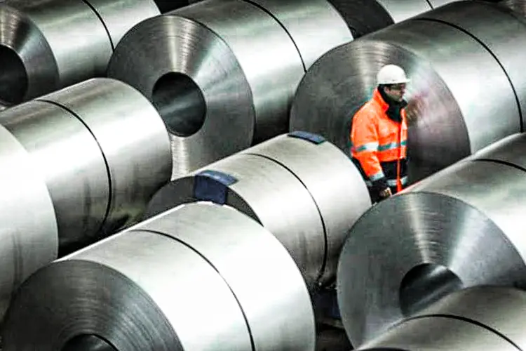 Trabalhador caminha entre rolos de aço em uma siderúrgica da ThyssenKrupp em Duisburg, na Alemanha (Sean Gallup/Getty Images/Getty Images)