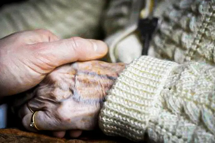 Mulher com Alzheimer em um asilo (Sebastien Bozon/AFP)