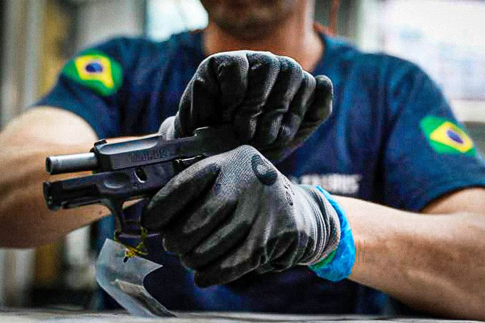 POrte de armas: a flexibilização das normas de acesso a armas foi uma das principais bandeiras da gestão Jair Bolsonaro (PL). (Diego Vara/Reuters)