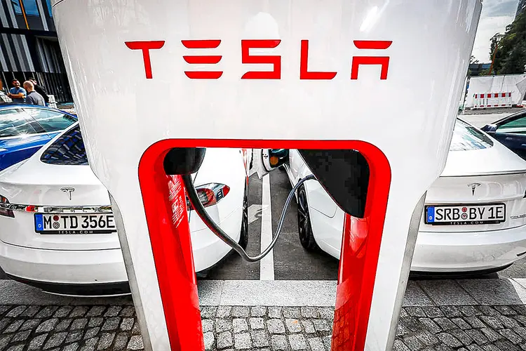 Tesla: 25 acidentes envolveram veículos da marca Tesla, e 10 mortes foram registradas (Michele Tantussi/Reuters)