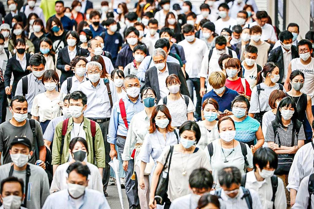 Com covid em alta, Japão vai internar apenas casos mais graves da doença